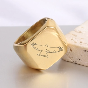 Detailopname van een gouden vintage zegelring met een gegraveerde arend op het vierkant