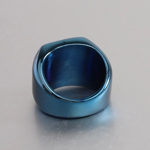 Detail van blauwe titanium stalen ring met geborsteld oppervlak en stoere punk uitstraling