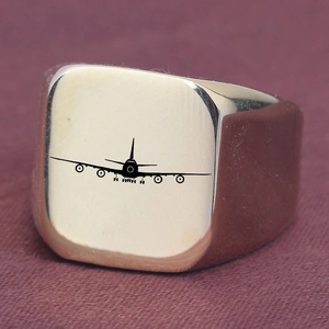 Vista macro dell'anello con sigillo dorato con emblema di aereo inciso su base quadra