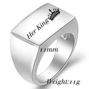 Detailansicht des 11mm breiten Edelstahlrings mit Her King Gravur und Kronen-Design