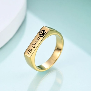 Detailansicht eines goldenen Edelstahlrings mit His Queen Gravur und Kronensymbol