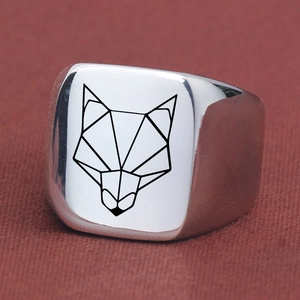 Dettaglio di un anello a sigillo quadrato con testa di volpe geometrica incisa