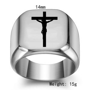 Makroaufnahme eines 14 mm quadratischen Siegelrings mit schwarzem Kruzifix-Design für Herren