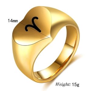 Vista detallada del anillo de sello Aries dorado con ancho de 14mm y peso de 15g