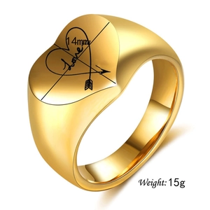 Detalle del anillo de sello de corazón bañado en oro 18K con grabado Love y flecha