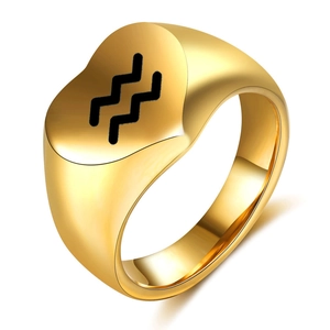Primer plano del anillo de sello del zodiaco Acuario en oro pulido con diseño de corazón