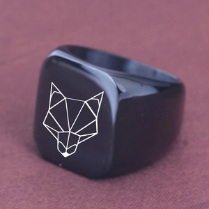 Macro di anello sigillo nero con design a testa di lupo geometrica bianca e moderna