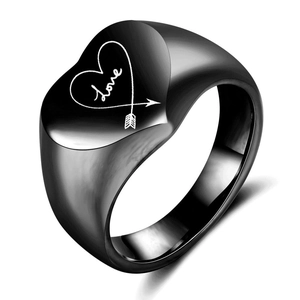 Anillo de sello corazón negro pulido de acero inoxidable con grabado de Love