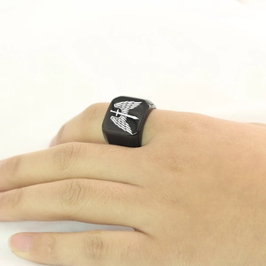 Anello chevalier uomo in acciaio nero con motivo di ali d'angelo e spada in argento