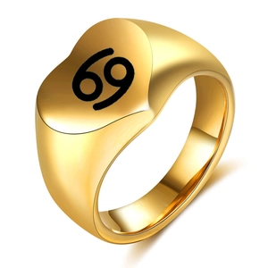 Detalle de anillo de corazón de acero de titanio dorado con el signo de Cáncer