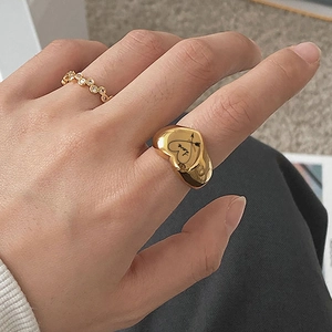 Anillo de corazón bañado en oro de 18K con grabado Love y set de anillos combinables