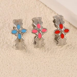 Elegant stainless steel clover rings in blue, pink, and red with hammer texture finish