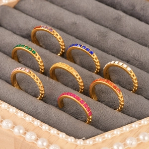 Set of 8 gold-plated rainbow rings with square-cut cubic zirconia and braided bands