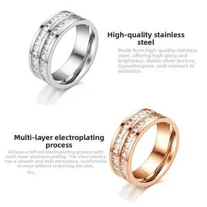 Detalle de anillos de acero inoxidable plata y oro rosa con doble fila de circonitas