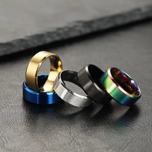 Macro-opname van 8mm mat geborstelde roestvrijstalen ringen in vijf diverse kleuren