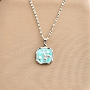 Collana in acciaio inox con ciondolo in smalto blu, coda di delfino e perle fini