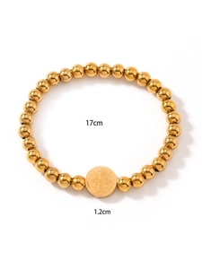 Vue détaillée de la médaille de Saint-Benoît dorée sur le bracelet perlé avec mesures