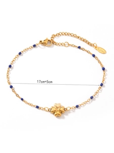 Dettaglio del bracciale a quadrifoglio dorato con perle blu e catena da 17cm+5cm