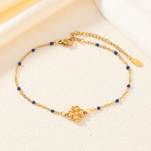 Bracciale bohémien in acciaio inossidabile dorato con perline blu e ciondolo quadrifoglio