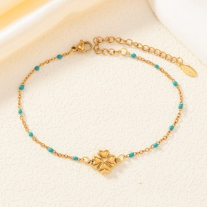 Bracciale bohémien in acciaio dorato con ciondolo a quadrifoglio e perline blu
