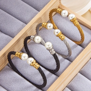 Bracciali regolabili in filo d'acciaio con perle, finiture oro, argento e nero