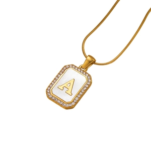 Goldene Halskette mit Buchstabe A, Perlmutt-Inlay und Zirkonia auf einer eleganten Schlangenkette
