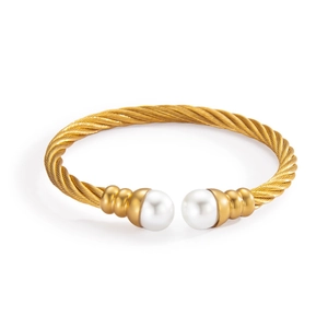 Bracciale a cavo dorato con due perle bianche e design aperto regolabile