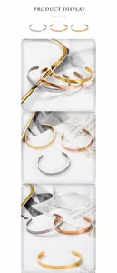 Dettaglio della trama martellata su bracciali a C regolabili in oro, argento e oro rosa