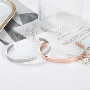 Bracciali aperti a C in acciaio inossidabile con trama martellata in argento e oro rosa