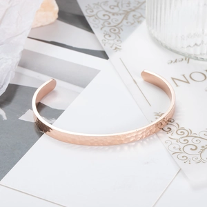 Bracciale rigido aperto a C in acciaio inossidabile martellato oro rosa per donna