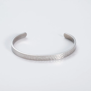 Bracciale rigido a C in acciaio inossidabile con texture martellata minimalista