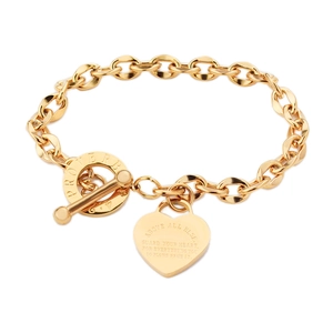 Bracciale dorato con chiusura OT e ciondolo a cuore con inciso il versetto Proverbi 4:23