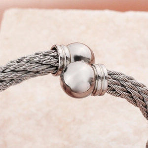 Bracciale rigido in acciaio inossidabile a treccia con terminali a sfera lucidi
