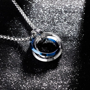 Collier Pendentif Trois Anneaux Entrelacés en Acier Inoxydable au Titane Minimaliste pour Hommes Femmes Hip Hop Strass Bijoux de Couple