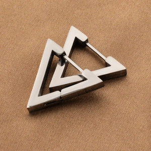 Orecchini a cerchio triangolari in acciaio al titanio lucido dal design geometrico moderno