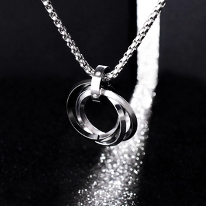 Collier avec trois anneaux entrelacés en acier titane et détails de cristaux brillants