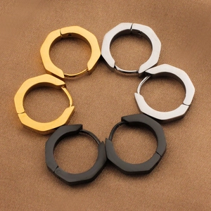 Boucles d'oreilles hexagonales en acier titane poli en finitions or, argent et noir