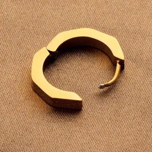 Boucle d'oreille octogonale en acier titane doré au fini mat et poli raffiné