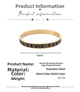 Vue détaillée du bracelet en acier doré 65mm avec chiffres romains en émail noir poli