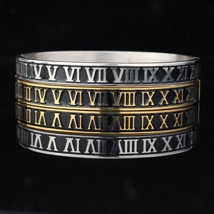Bracelets en acier inoxydable avec chiffres romains et émail noir en finitions or et argent