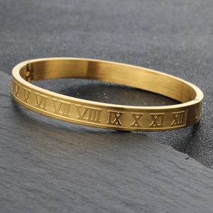 Moderno bracciale in acciaio inossidabile dorato con numeri romani incisi e finitura spazzolata