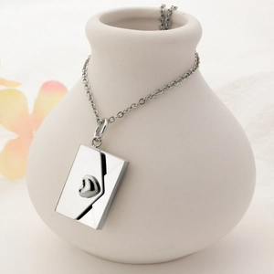 Collier avec pendentif enveloppe coeur en argent poli sur une chaîne à maillons en O