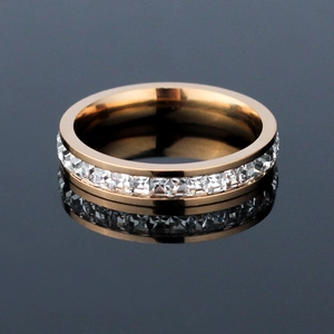 Bague éternité élégante en or rose avec cristaux carrés sertis sur un miroir noir poli