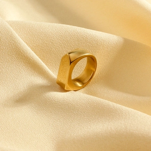 Bague géométrique en acier inoxydable doré avec anneau large poli et design minimaliste