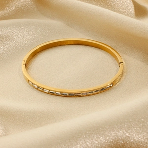 18K vergoldetes Edelstahl-Armband mit funkelnden Zirkonia-Steinen im Smaragdschliff
