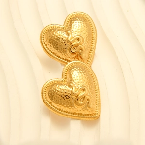 Orecchini a serpente a forma di cuore placcati in oro 18 carati con finitura martellata