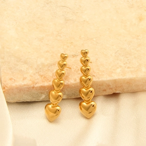Detalle de seis corazones graduados chapados en oro de 18k en pendientes largos