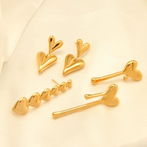 Pendientes de corazón en acero inoxidable chapado en oro de 18k sobre seda de color beige
