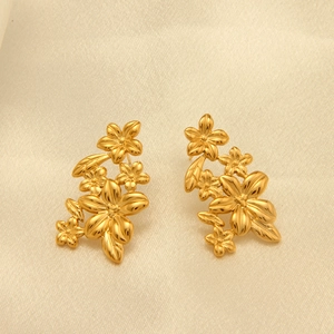 Eleganti orecchini a lobo a fiori placcati in oro 18k con design a foglia