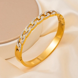 Eleganter goldener Titan-Armreif mit weißem Emaille und funkelnden Strasssteinen